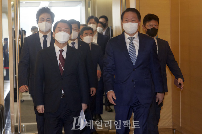 안철수 인수위원장(왼쪽), 최태원 대한상공회의소 회장. 사진. 구혜정 기자
