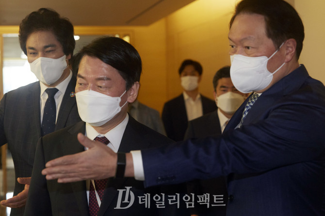 안철수 인수위원장(왼쪽), 최태원 대한상공회의소 회장. 사진. 구혜정 기자