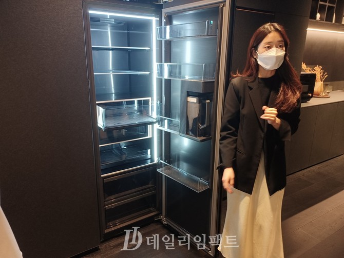 2일 데이코 하우스 공개행사에서 매니저가 인피니트라인 냉장고를 소개하고 있다. 사진. 이상현 기자