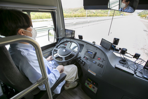 KT가 울산시에 구축한 C-ITS를 활용해 버스의 자율주행을 시연하고 있다. 사진. KT