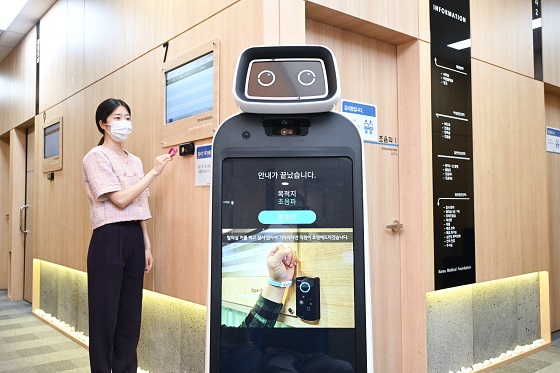 LG전자 직원이 22일 서울 여의도 한국의료재단 종합검진센터에서 'LG전자 클로이 가이드봇'을 시연하고 있는 모습. 사진.LG전자