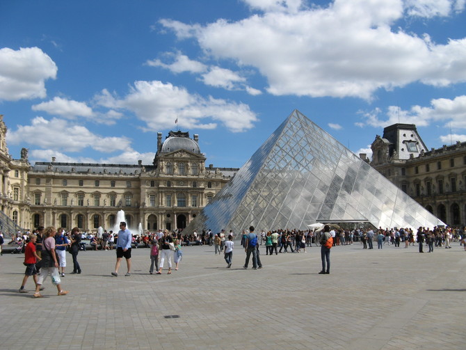  루브르 유리 피라미드(Pyramide du Louvre); 루브르박물관 앞의 중정(中庭)에 35m(가로)x35m(세로)x21m(높이)의 철 구조에 유리 외피(外皮)를 한 구조물을 세운 것으로, 고전적 양식의 기존 건축물과의 조화 문제 등으로 많은 난관에 부딪혔으나 건설되었다. 이후 투명하고 단순한 유리 피라미드와 고전적 건물이 대비되고 그 높이 등 규모에서 전체적으로 통합되어 새로운 랜드마크로 사랑받고 있다. 사진; 김기호, 2008