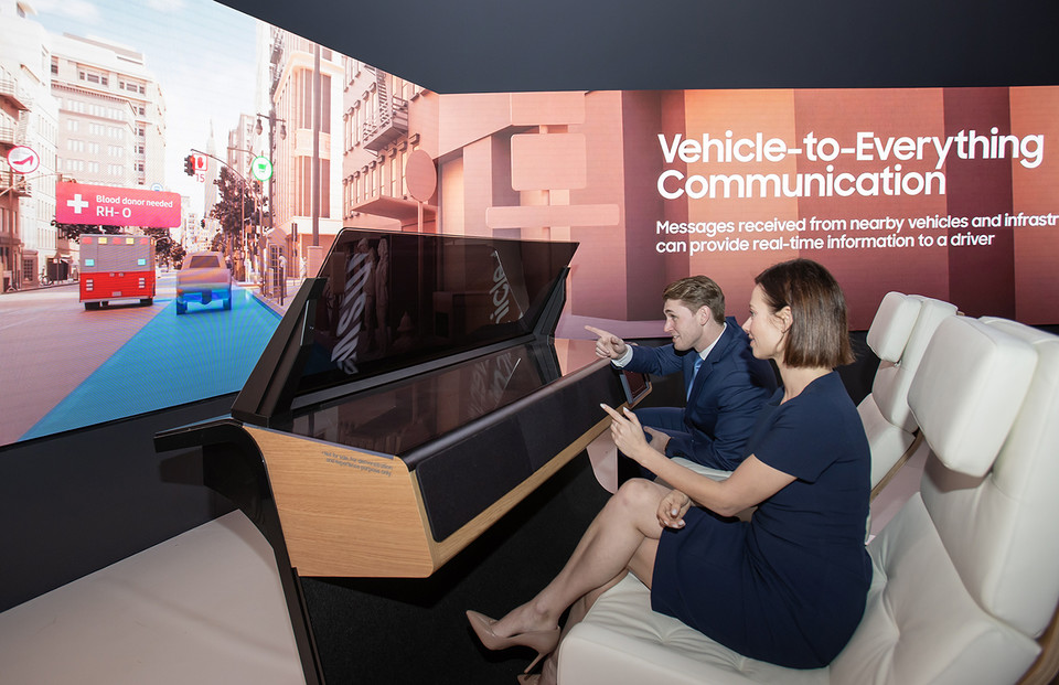 CES 2022가 열리는 미국 라스베이거스 컨벤션 센터의 삼성전자 전시관에서 삼성전자 모델이 AR 기반의 미래 차량 운전 경험을 체험하고 있다. 사진. 삼성전자