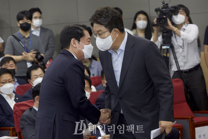 권성동 당대표 직무대행 겸 원내대표(오른쪽), 안철수 의원. 사진. 구혜정 기자