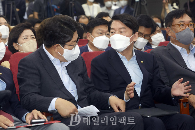 권성동 당대표 직무대행 겸 원내대표(왼쪽), 안철수 의원. 사진. 구혜정 기자