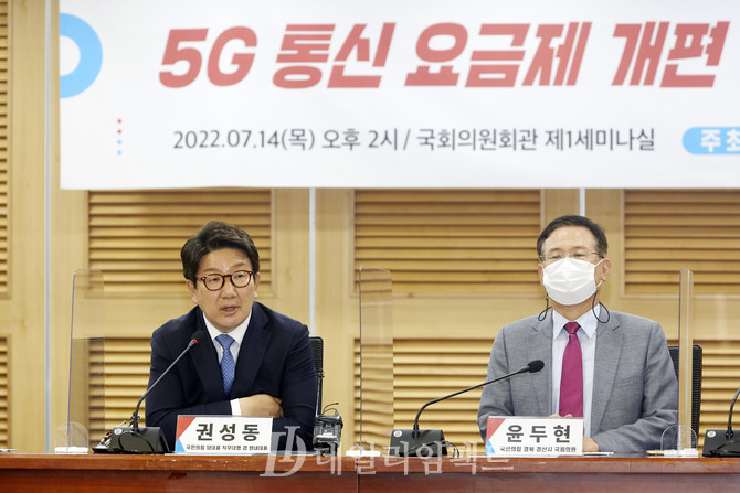 권성동 당대표 직무대행 겸 원내대표(왼쪽). 사진. 구혜정 기자