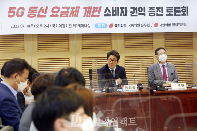 권성동 당대표 직무대행 겸 원내대표(가운데). 사진. 구혜정 기자
