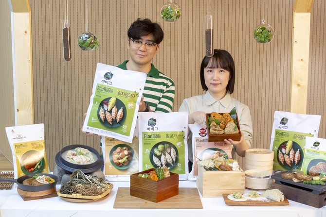 CJ제일제당 100% 식물성 식품 플랜테이블 김치왕교자와 주먹밥을 선보이고 있다. 사진. CJ제일제당