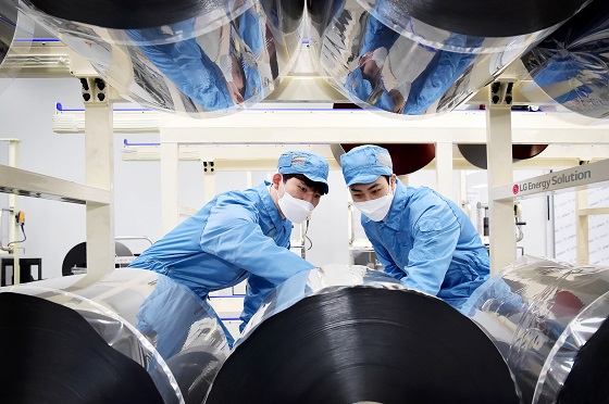 LG에너지솔루션 직원들이 지난 3월 오창공장에서 생산된 배터리 전극 롤의 품질을 검수하는 모습. 사진.LG에너지솔루션