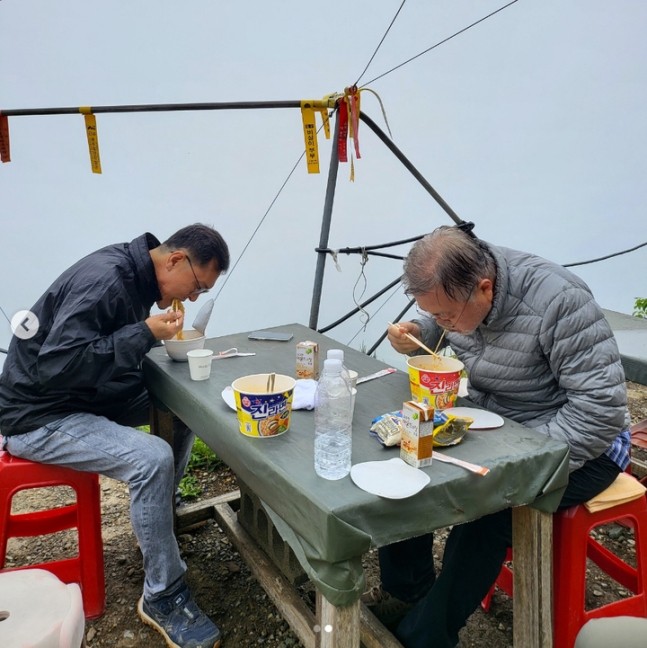  산에서 라면을 먹고 있는 문재인 전 대통령(오른쪽). 인스타그램에 올린 사진이다. 