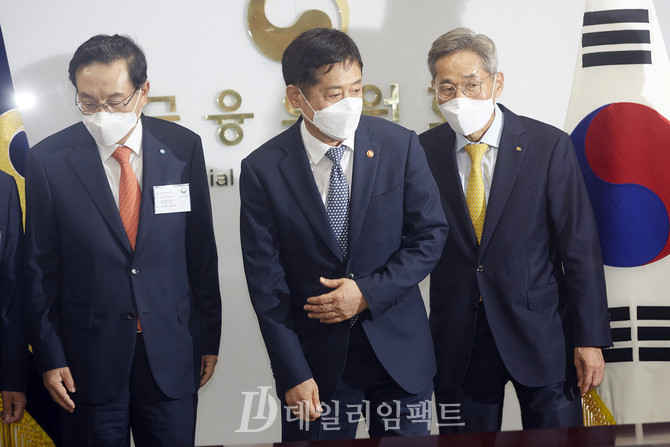 (왼쪽부터) 손태승 우리금융 회장, 김주현 위원장, 윤종규 KB금융 회장. 사진. 구혜정 기자