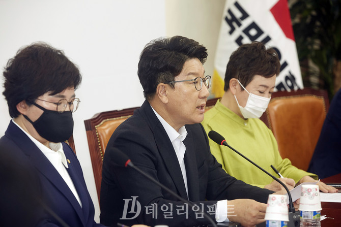 권성동 당대표 직무대행 겸 원내대표(가운데). 사진. 구혜정 기자