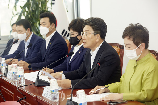 권성동 당대표 직무대행 겸 원내대표(오른쪽 두번째). 사진. 구혜정 기자