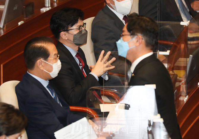 더불어민주당 박범계 의원(오른쪽), 한동훈 법무부 장관. 공동취재사진