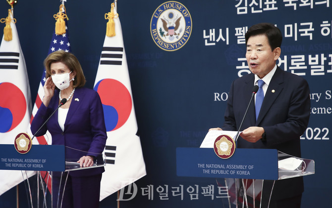 김진표 국회의장(오른쪽), 낸시 펠로시 미국 하원의장. 공동취재사진