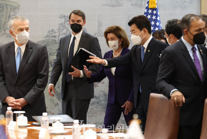 김진표 국회의장과 회담하는 낸시 펠로시 미국 하원의장. 공동취재사진