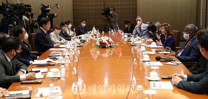 김진표 국회의장과 회담하는 낸시 펠로시 미국 하원의장. 공동취재사진