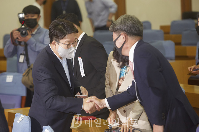 권성동 국민의힘 당대표 직무대행 겸 원내대표(왼쪽). 사진. 구혜정 기자