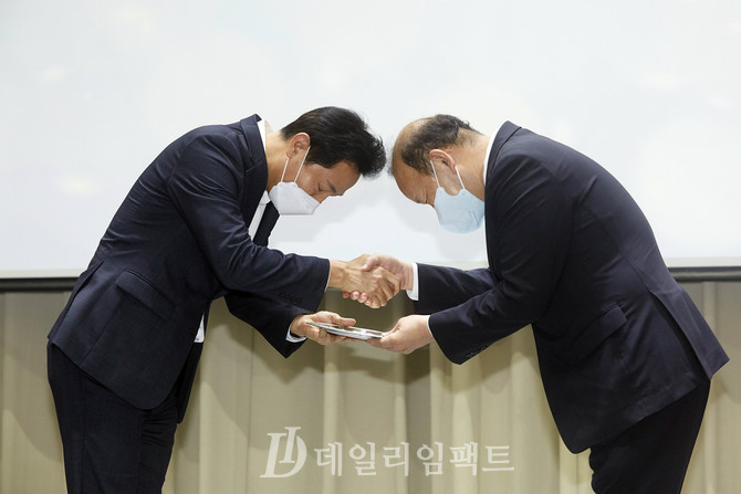 오세훈 서울시장(왼쪽), 송주범 정무부시장 이임식. 사진. 구혜정 기자