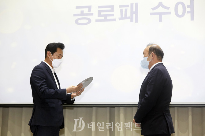 오세훈 서울시장(왼쪽), 송주범 정무부시장 이임식. 사진. 구혜정 기자