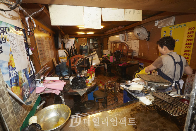 수해복구하는 남성사계시장 상인. 사진. 구혜정 기자