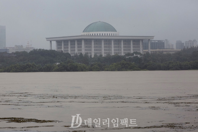 집중호우로 불어난 한강물. 사진. 구혜정 기자