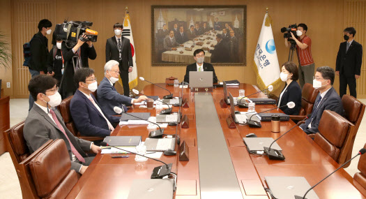 이창용 한국은행 총재(가운데)가 5월 금융통화위원회 본회의에서 회의를 주재하고 있다. 사진. 한국은행.