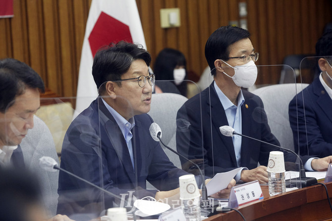 권성동 국민의힘 원내대표(왼쪽). 사진. 구혜정 기자