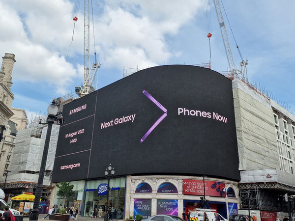 영국 런던 피카딜리 광장에 2022 갤럭시 언팩 옥외 광고가 나오고 있다. 사진. 삼성전자