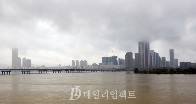 집중호우로 불어난 한강물. 사진. 구혜정 기자