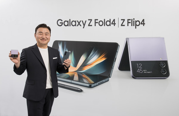 노태문 MX사업부장이 10일 갤럭시 언팩 2022에서 4세대 폴더블폰인 갤럭시Z 시리즈를 소개하고 있다. 사진. 삼성전자.