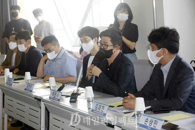 이진수 카카오엔터테인먼트 대표이사(오른쪽 두번째). 사진 구혜정 기자