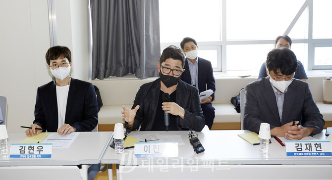 이진수 카카오엔터테인먼트 대표이사(가운데). 사진 구혜정 기자