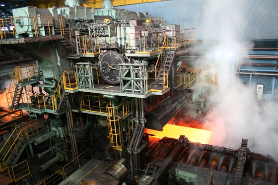 O processo de fabricação de chapas de aço é operado na Bosco Pohang Works, Gyeongsangbuk-do, Pohang.  Fotografia.  POSCO