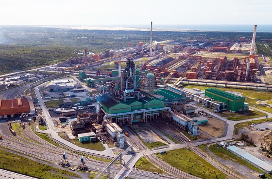 Vista da usina siderúrgica CSP da Tonguk Steel no Brasil, o conselho de administração da Tonguk Steel aprovou a venda para a ArcelorMittal, segunda maior siderúrgica do mundo, no dia 12.  Fotografia.  Aço Tonguk