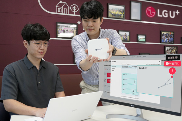  LG유플러스 직원들이 스마트레이더 모니터링 플랫폼을 관찰하고 있다. 사진. LG유플러스.
