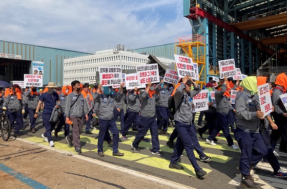 지난 7월 20일 오후 대우조선해양 옥포조선소에서 직원 4000여명이 거제통영고성 조선하청지회의 불법 파업 중단을 촉구하는 결의 대회를 가졌다. 사진.대우조선해양