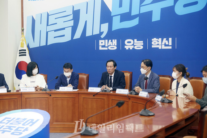 우상호 더불어민주당 비상대책위원장(왼쪽 세번째). 사진. 구혜정 기자