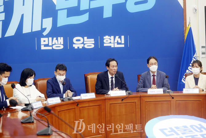 우상호 더불어민주당 비상대책위원장(오른쪽 세번째). 사진. 구혜정 기자