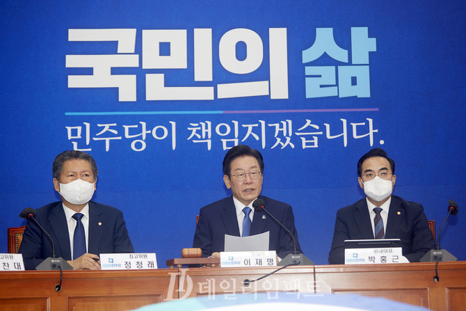 더불어민주당 이재명 대표(가운데). 사진. 구혜정 기자