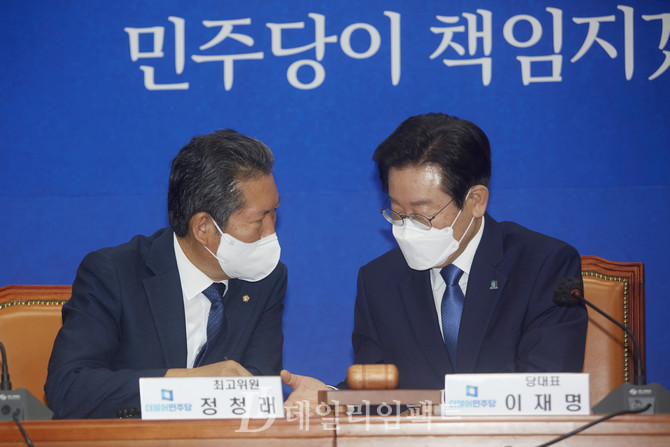 이재명 더불어민주당 대표(오른쪽), 정청래 최고위원. 사진. 구혜정 기자
