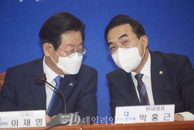 이재명 더불어민주당 대표(왼쪽), 박홍근 원내대표. 사진. 구혜정 기자