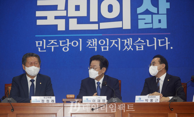 (왼쪽부터) 정청래 최고위원, 이재명 더불어민주당 대표, 박홍근 원내대표. 사진. 구혜정 기자