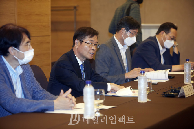 이정식 고용노동부 장관(왼쪽 두번째). 사진. 구혜정 기자