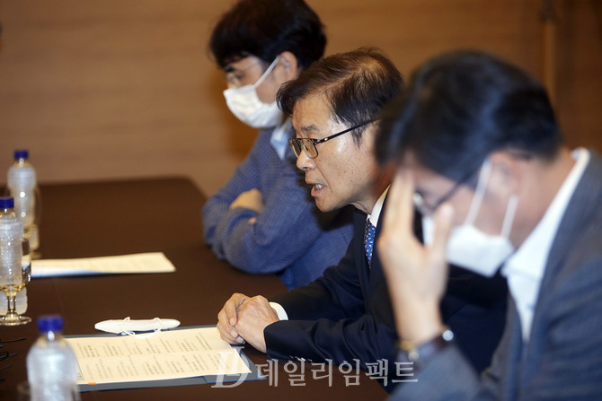 이정식 고용노동부 장관(가운데). 사진. 구혜정 기자