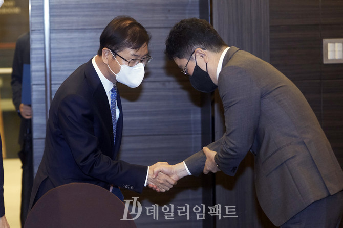 이정식 고용노동부 장관(왼쪽),우제혁 대우조선해양 부사장. 사진. 구혜정 기자