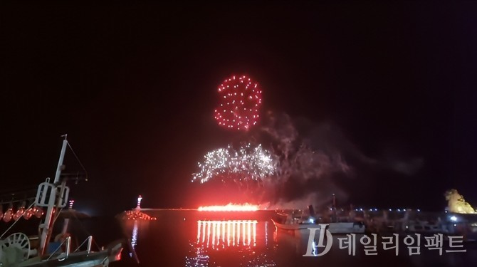 밤하늘을 수놓은 불꽃놀이는 별들과 함께 장관을 이루며 오징어축제 첫날밤의 피날레를 장식했다. 사진·황진영 기자