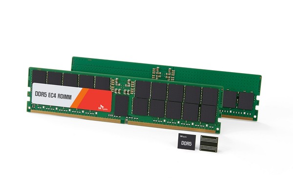 SK하이닉스가 업계 최초로 샘플 출하한 24Gb DDR5 D램과 96GB, 48GB D램 모듈. 사진. SK하이닉스.