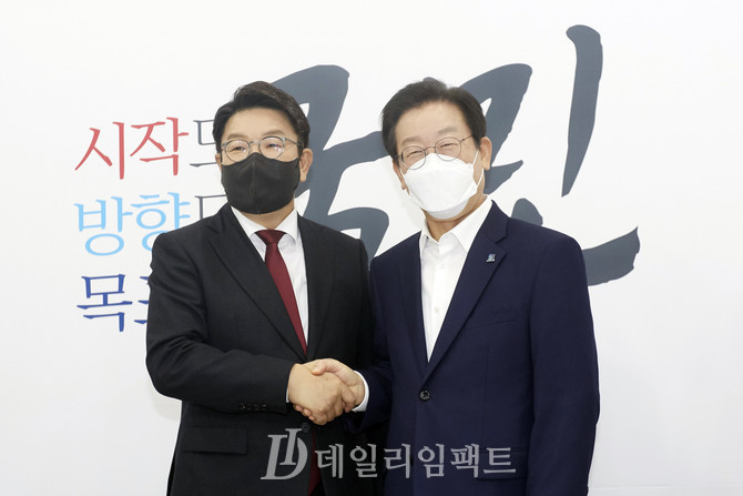 이재명 더불어민주당 대표(오른쪽), 권성동 국민의힘 원내대표. 사진. 구혜정 기자