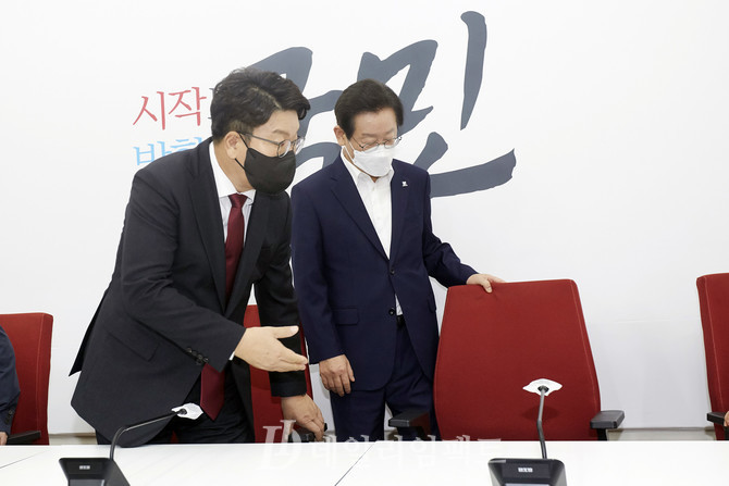 이재명 더불어민주당 대표(오른쪽), 권성동 국민의힘 원내대표. 사진. 구혜정 기자